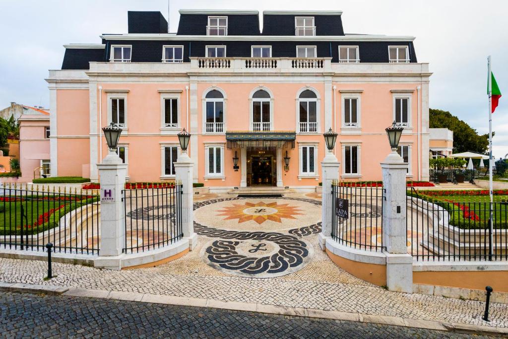 Fachada do Olissippo Lapa Palace, com jardim em frente.