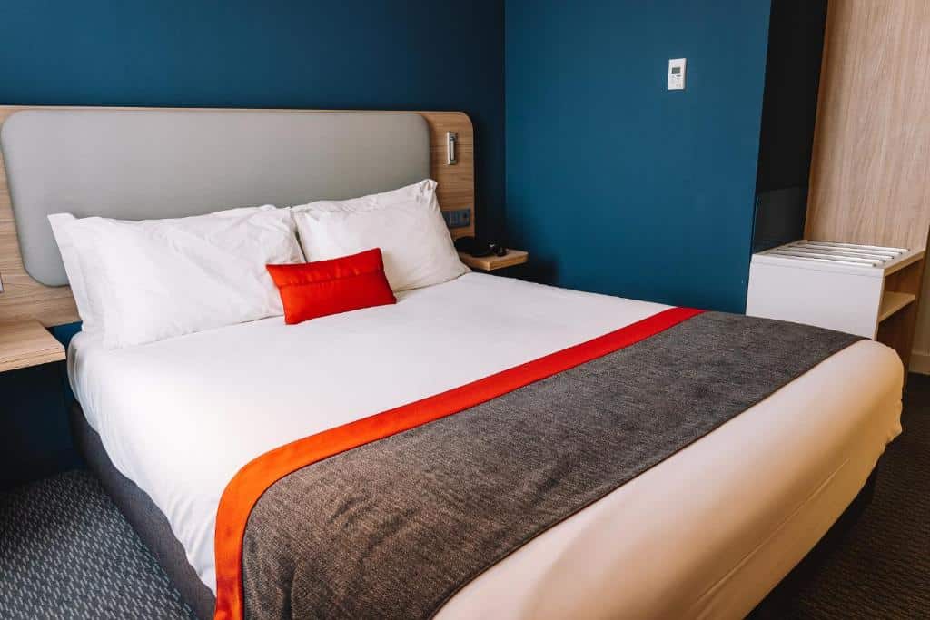 Quarto do Holiday Inn Express Porto City Centre com cama de casal.