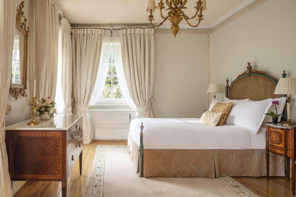 Quarto do Tivoli Palácio de Seteais Sintra Hotel com decoração renascentista, cama de casal e lustre dourado