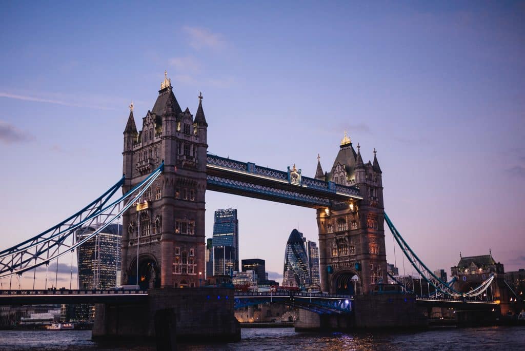 A Tower Bridge vista de perto