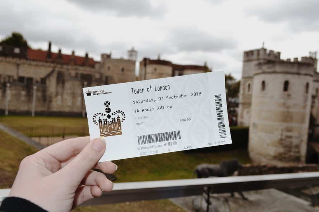 Mão a segurar um bilhete para a Torre de Londres