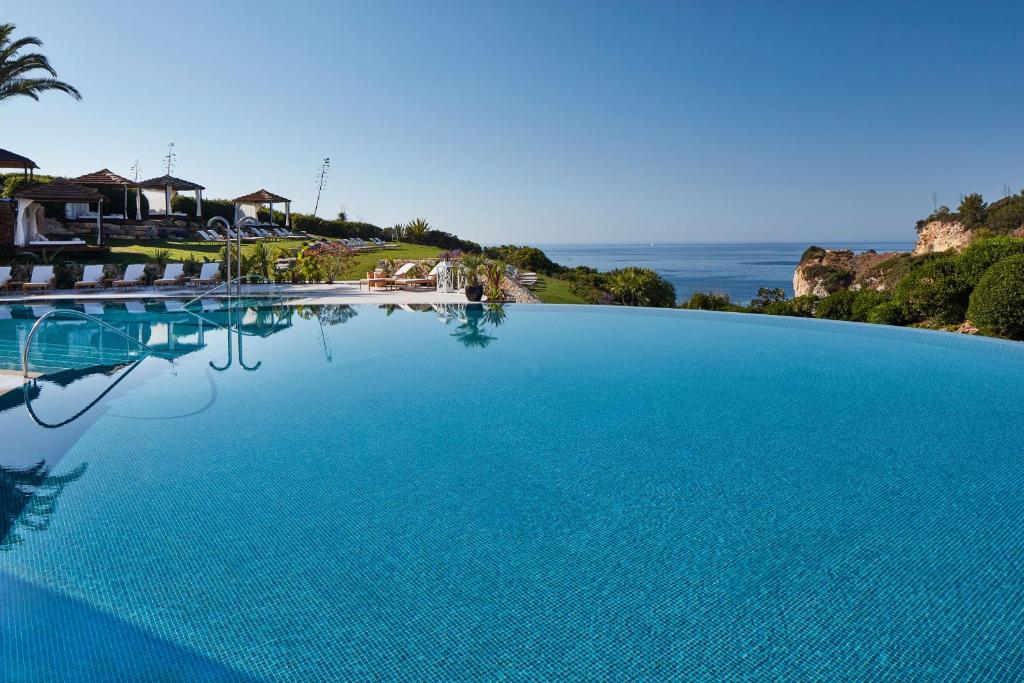 Piscina exterior do Vila Vita Parc Resort & Spa, com vista para o mar.