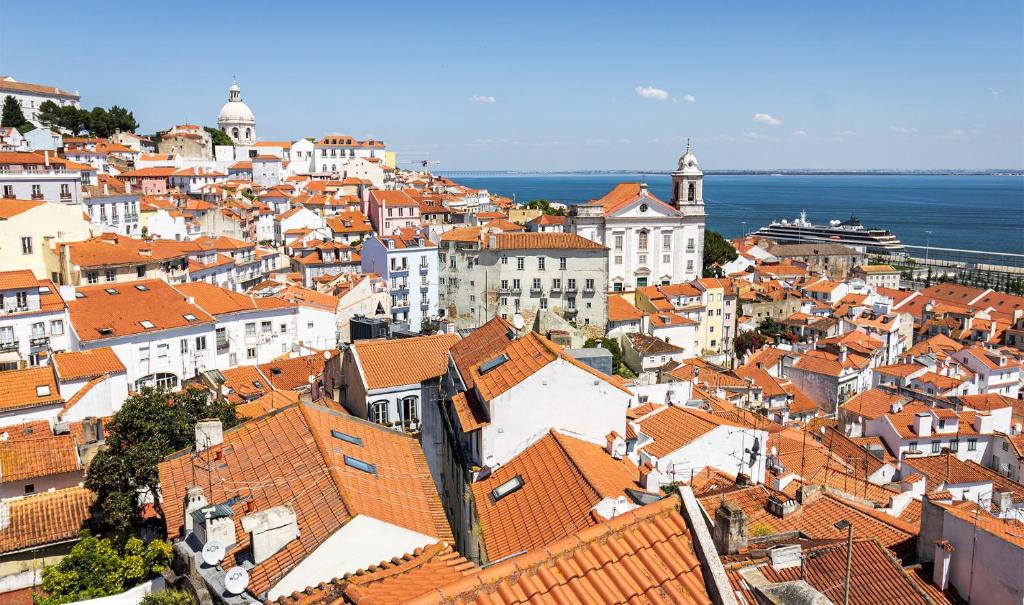 Vista da varanda da Pousada Alfama durante o dia, sobre as casas e a cidade.