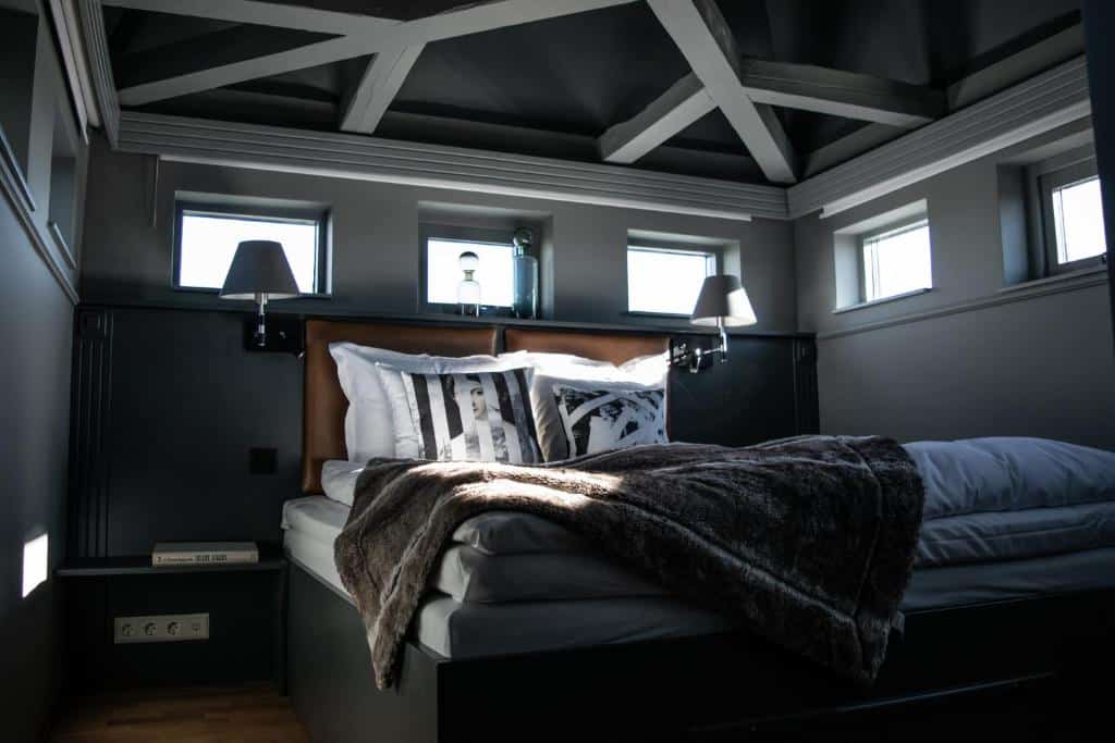 Quarto do Såstaholm Hotell & Konferens com cama de casal.