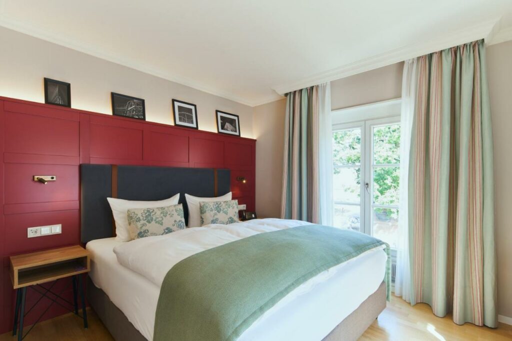 Quarto do Hotel Orangerie com cama de casal. Representa hotéis em Dusseldorf.