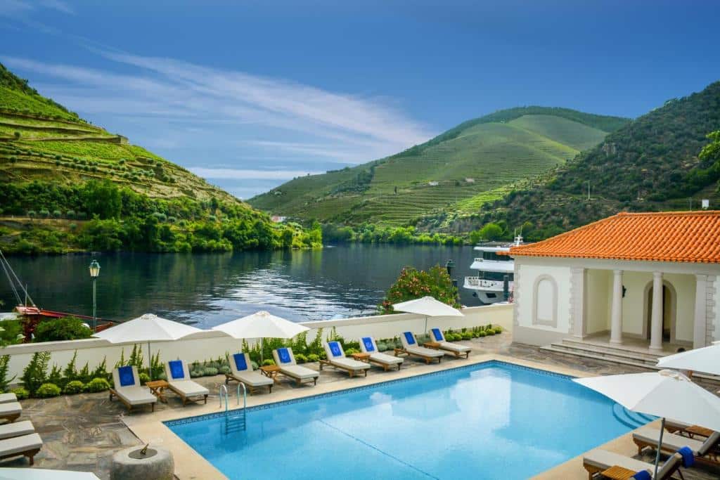 Piscina exterior do The Vintage House – Douro, com o rio Douro ao fundo.