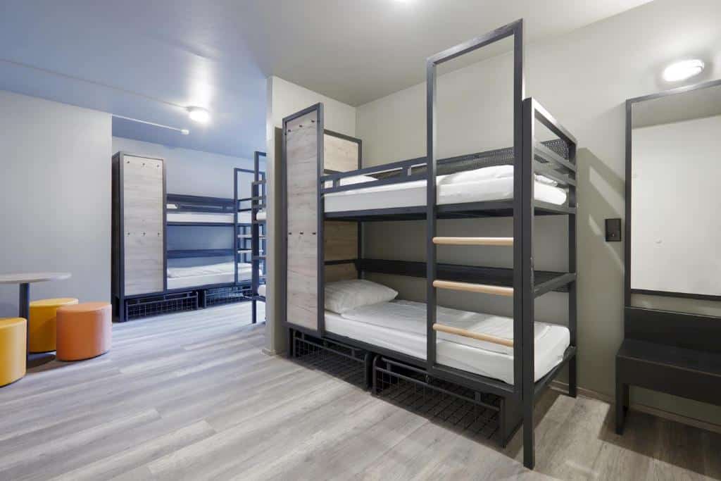 Quarto partilhado de um hostel em Dusseldorf com dois beliches.