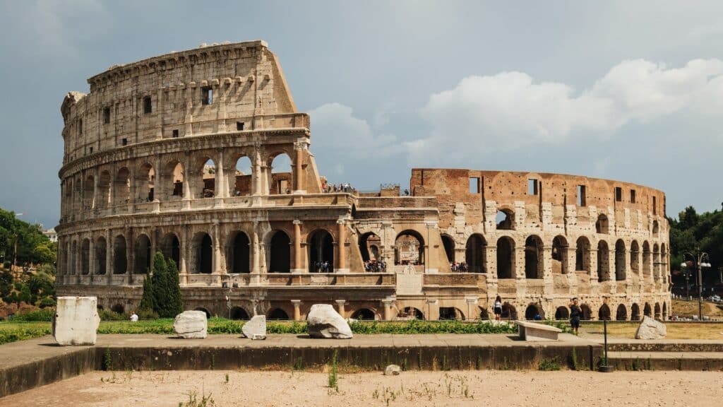 fachada do Coliseu, em Roma, uma estrutura com arcos arredondados