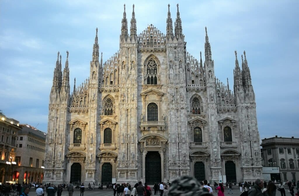 Vista de frente da Catedral de Milão, em estilo gótico, na Piazza del Duomo