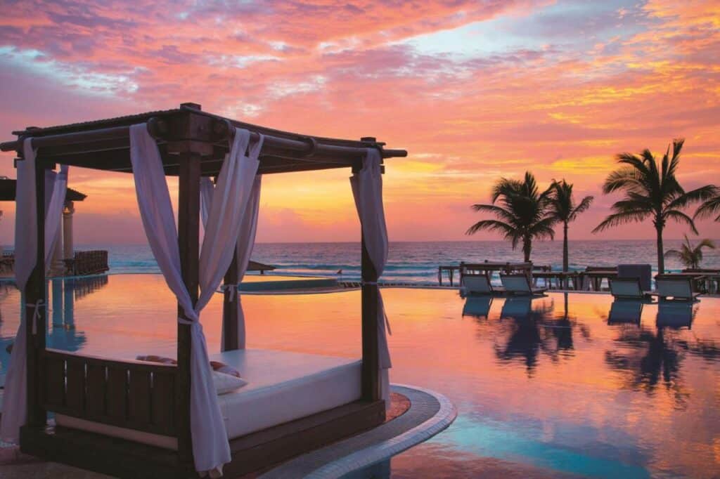 Piscina de bordo infinito no Hyatt Zilara Cancun com um bangaló virado para o mar