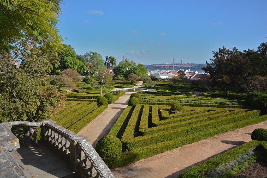 Um dos jardins do Jardim Botânico de Lisboa, um espaço amplo com fontes, árvores e plantas ornamentais