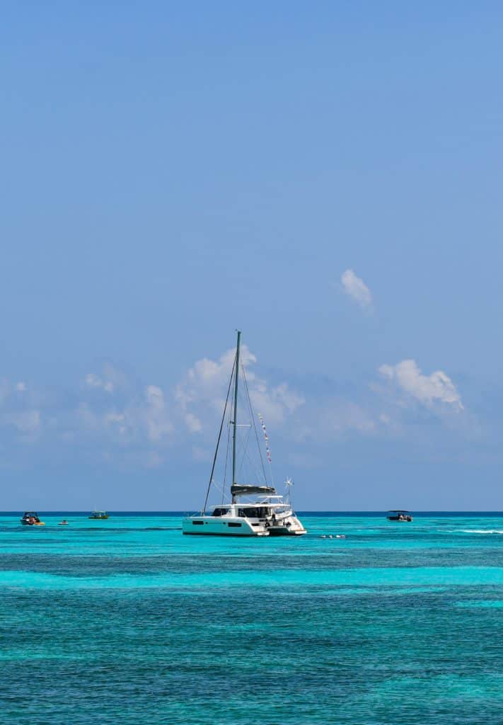 Barco a velejar em Isla Mujeres