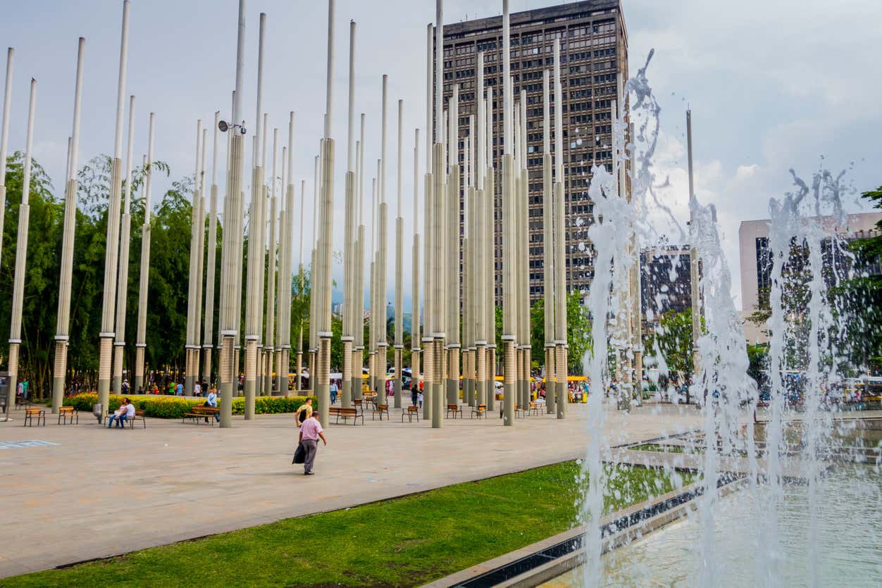 Parque de Las Luces, com postes de luz altos e verticais, pessoas a passear e a sentar-se em bancos e uma fonte em primeiro plano.