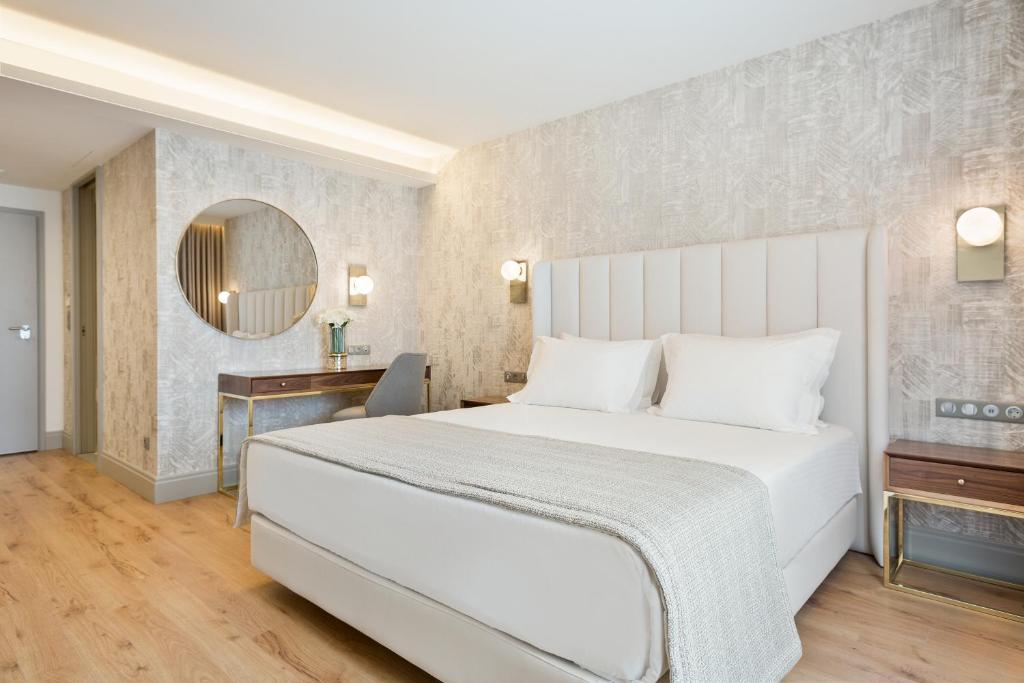 Quarto do Acta The Avenue com cama de casal, cómodas ao lado e uma secretária de trabalho.