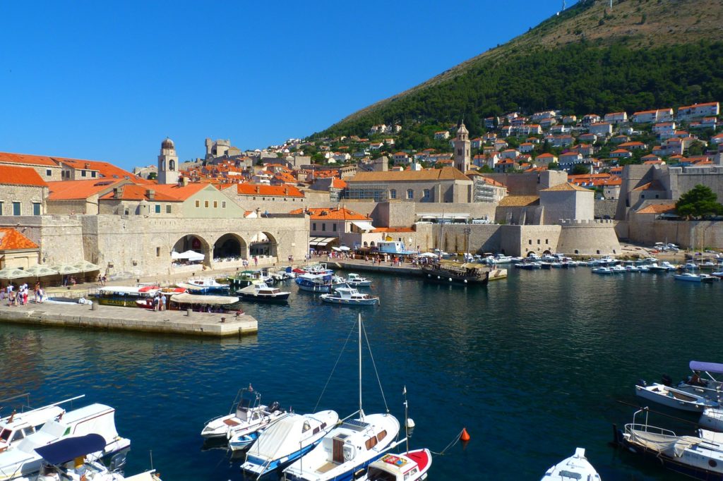 Barcos parados no porto antigo de Dubrovnik