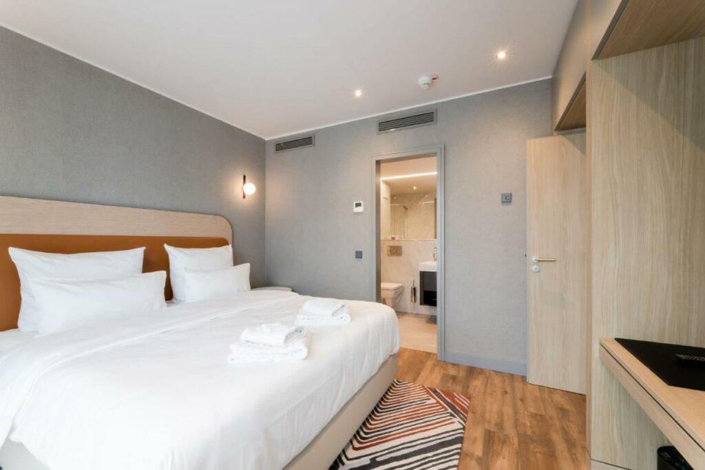 Quarto do Fourty Three Luxury Serviced Apartments com cama de casal. Representa hotéis em Dusseldorf.