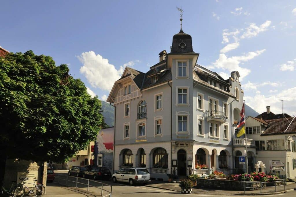 Fachada do Hotel Lötschberg num edifício antigo, com a rua em frente.