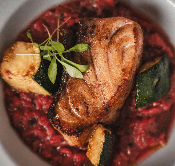 Prato do Barrica by YoursPorto com carne, vegetais e molho.