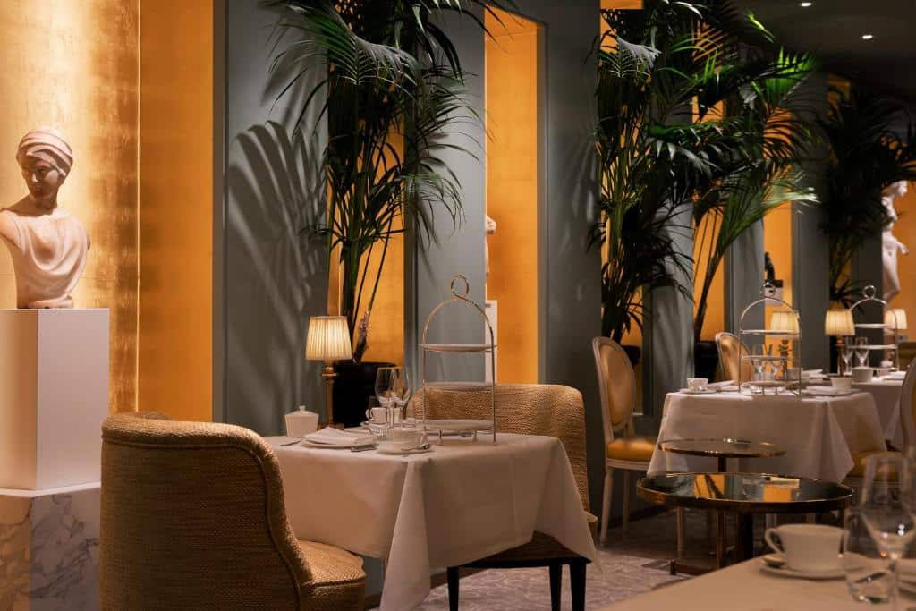 Sala de refeições do Hotel Diplomat Stockholm com cadeiras e mesas.