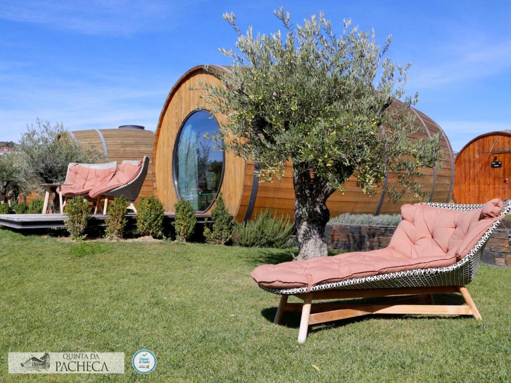Alojamento em forma de barril de vinho do The Wine House Hotel – Quinta da Pacheca, rodeado de vinhas.