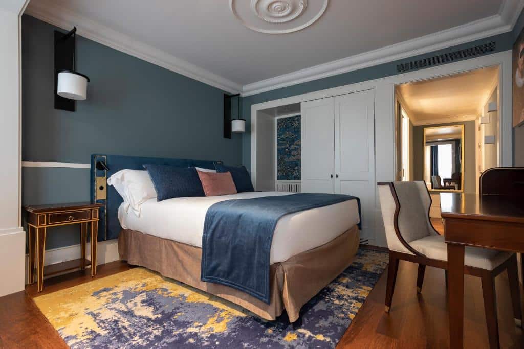 Quarto do ICON Duplo Ribeira com cama de casal, cómoda ao lado e secretária em frente.