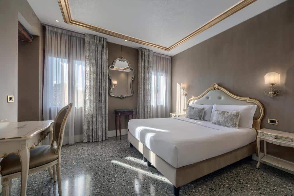 Quarto de hotel de estilo clássico com cama de casal, decoração de luxo e iluminação suave