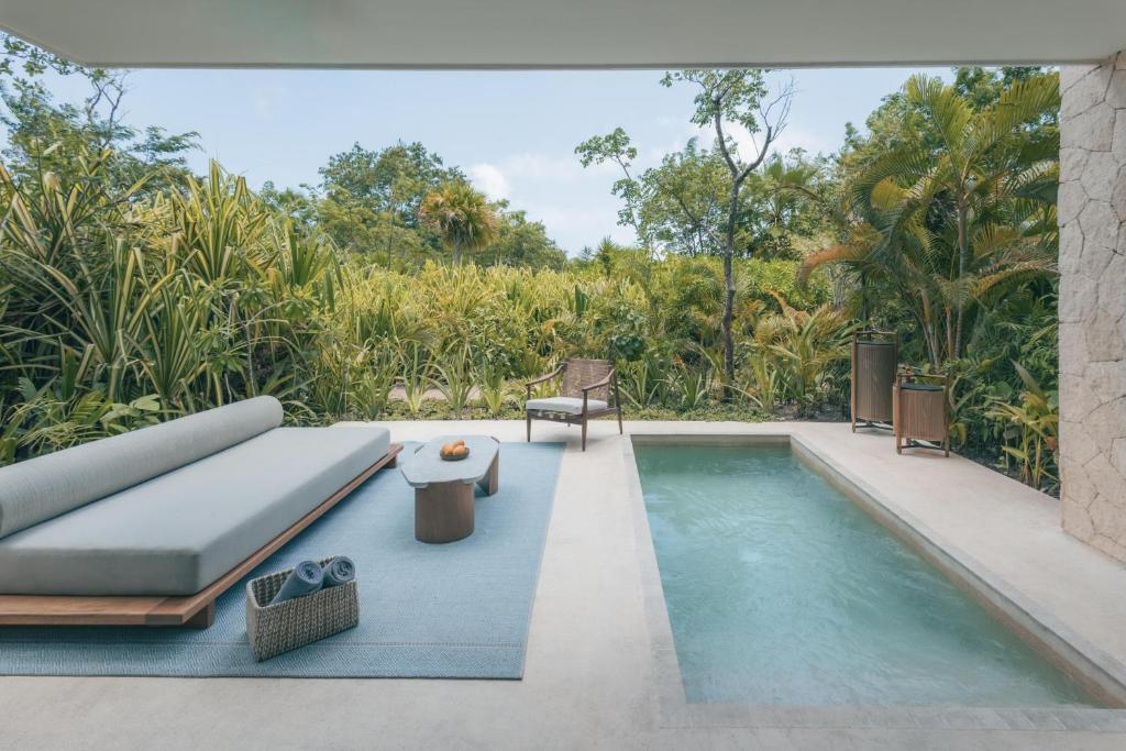 Piscina privativa no Alila Mayakoba com espreguiçadeiras e vista para mata tropical.
