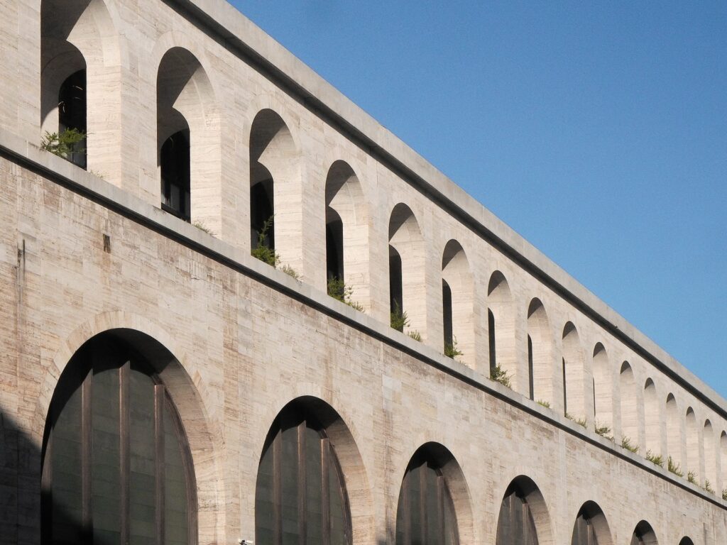 vista da Estação Termini, em Roma, com vários arcos em dois pisos, numa estrutura clássica