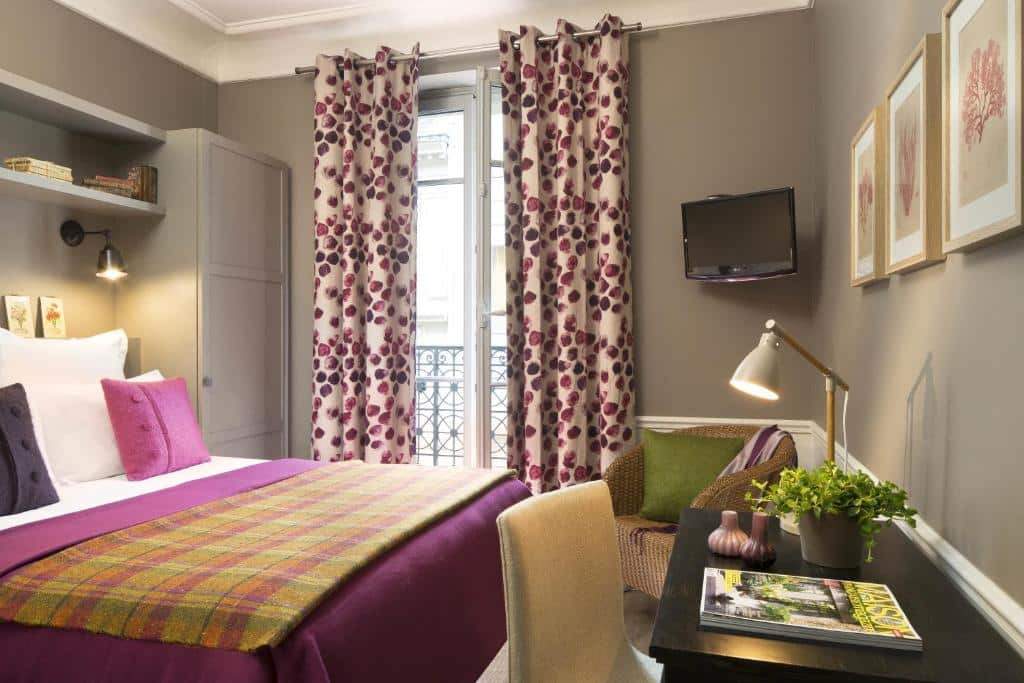 Quarto acolhedor no Hotel Le Petit Chomel, um dos hotéis onde ficar em Paris
