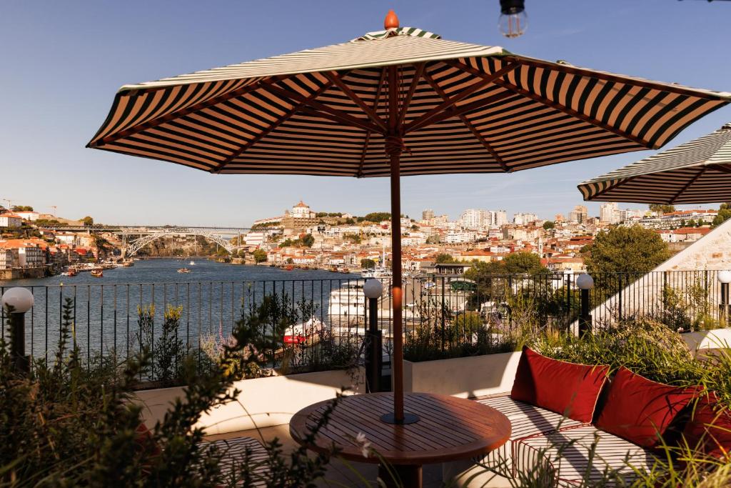 Terraço do The Rebello Hotel & Spa, rodeado de plantas e com vista para o rio Douro.