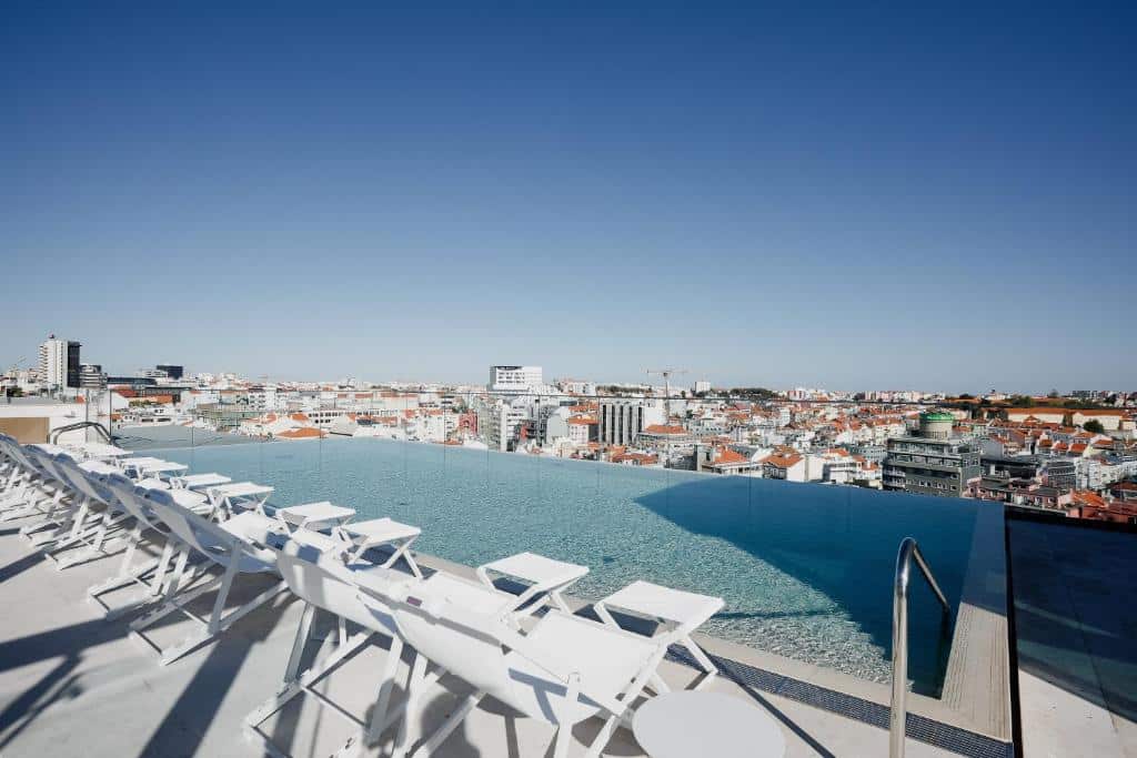 Piscina na cobertura do EPIC SANA Marquês Hotel com vista para a cidade