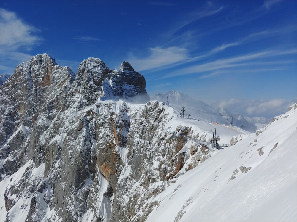 A ponte suspensa Dachstein Hängebrücke sobre os precipícios alpinos.