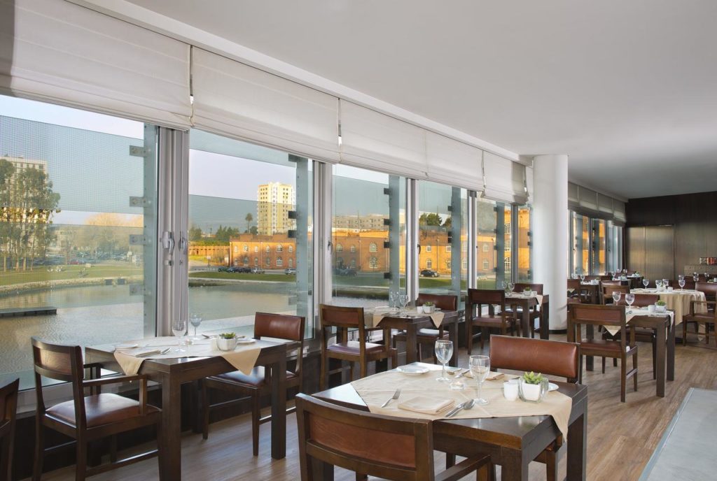 Restaurante O Lago, do hotel Meliá Ria, com vista panorâmica sobre a ria.
