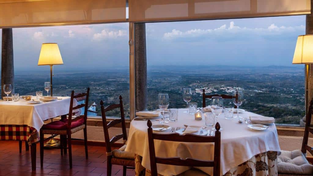 Restaurante com vista panorâmica e mesas preparadas para jantar na Pousada de Marvão