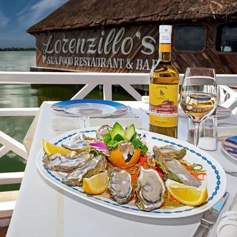 Prato de ostras com limão numa mesa do restaurante Lorenzillo's, em Cancún