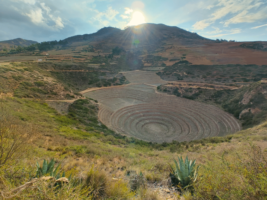 Sítio arqueológico de Moray, com os seus terraços circulares concêntricos, no Vale Sagrado dos Incas
