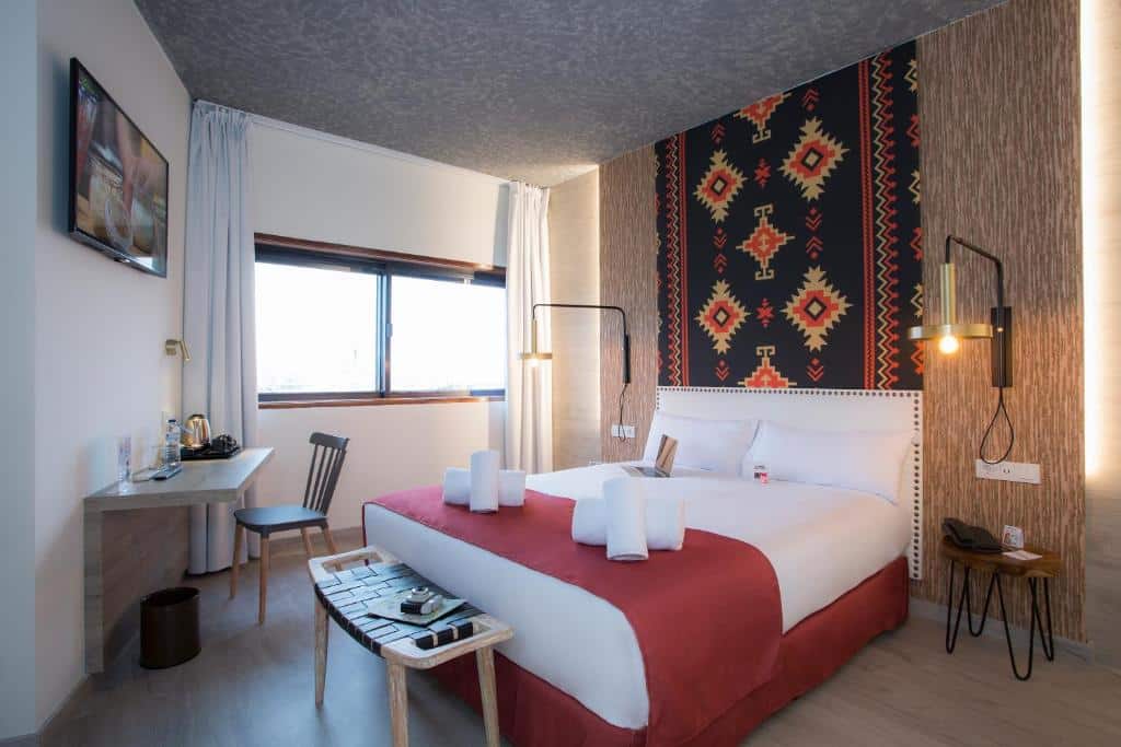 Quarto do Casual Inca Porto com cama de casal e uma cómoda aos pés da cama.