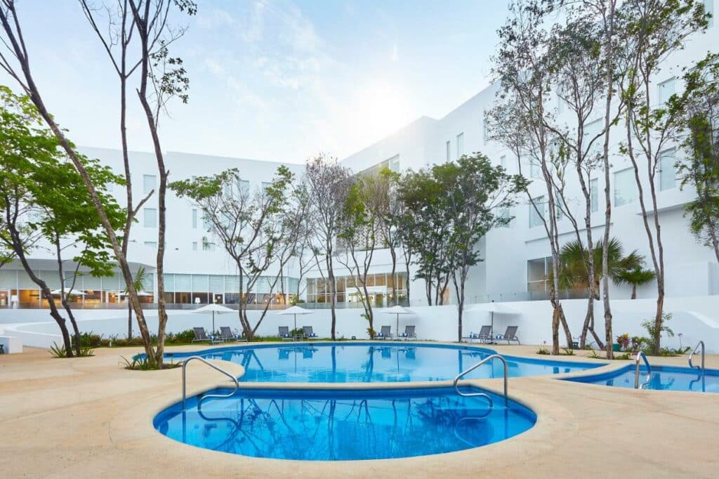 Piscina no Fairfield Inn & Suites by Marriott Cancun Airport