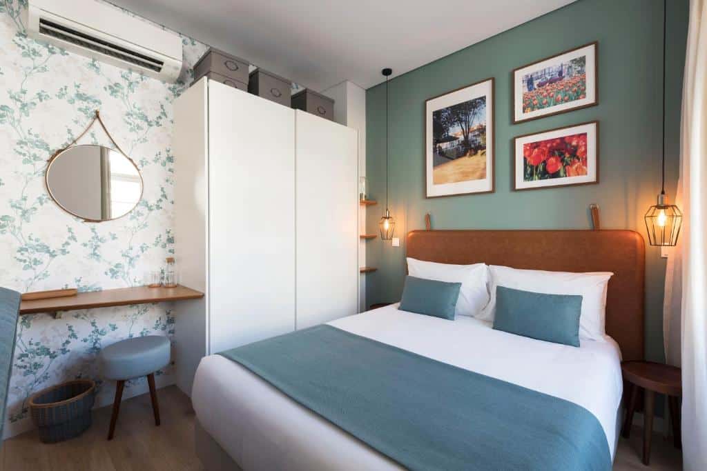 Quarto do Bloom House by Sweet Porto, com cama de casal à direita e um roupeiro à esquerda.