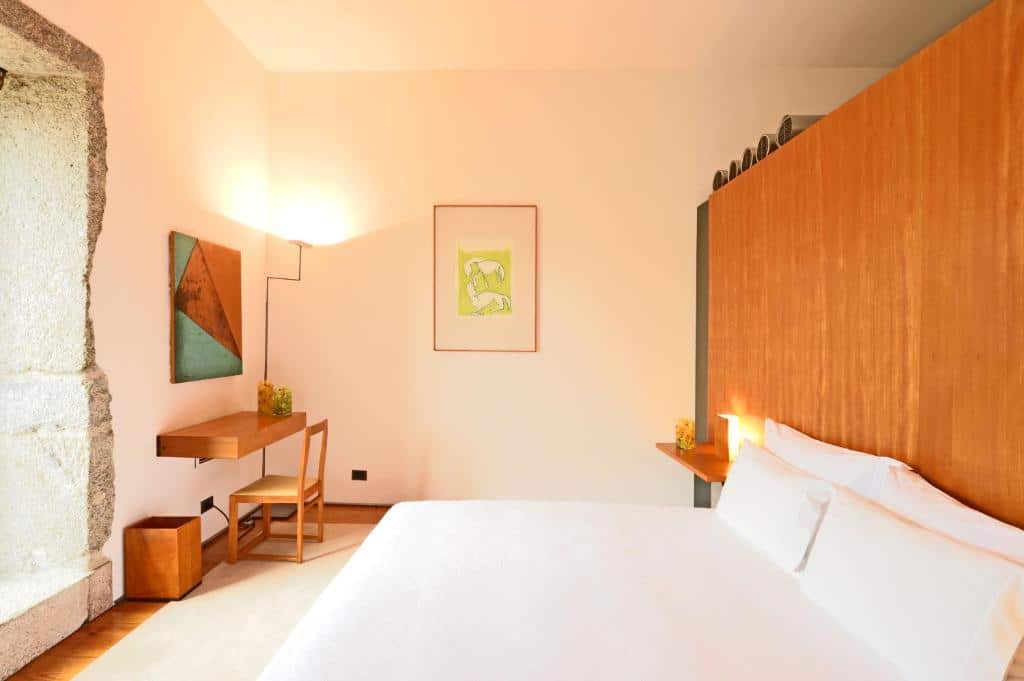 Quarto da Pousada Mosteiro de Amares com cama de casal e secretária.