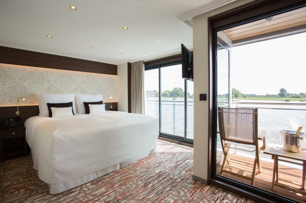 Quarto do VIVA RIVERSIDE Altstadt Düsseldorf com cama de casal. Representa hotéis em Dusseldorf.