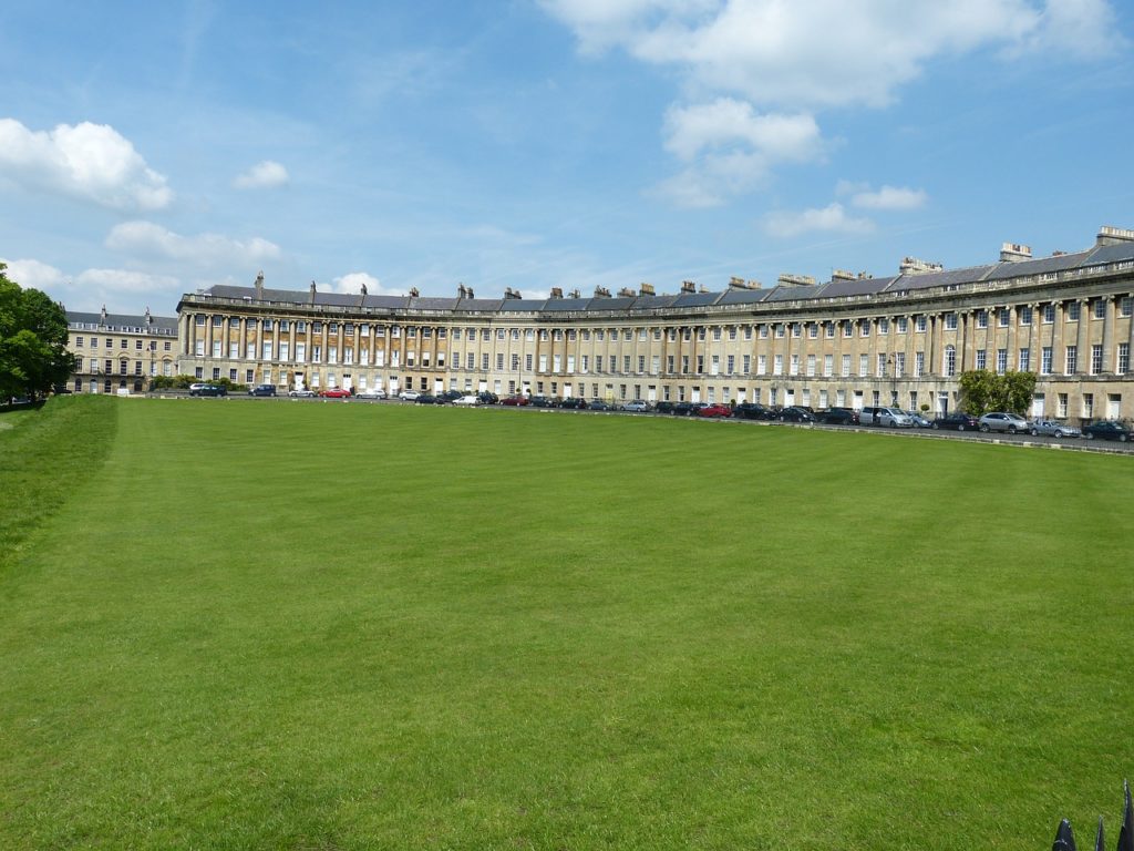 Relvado com as casas do Royal Crescent, em Bath, ao fundo