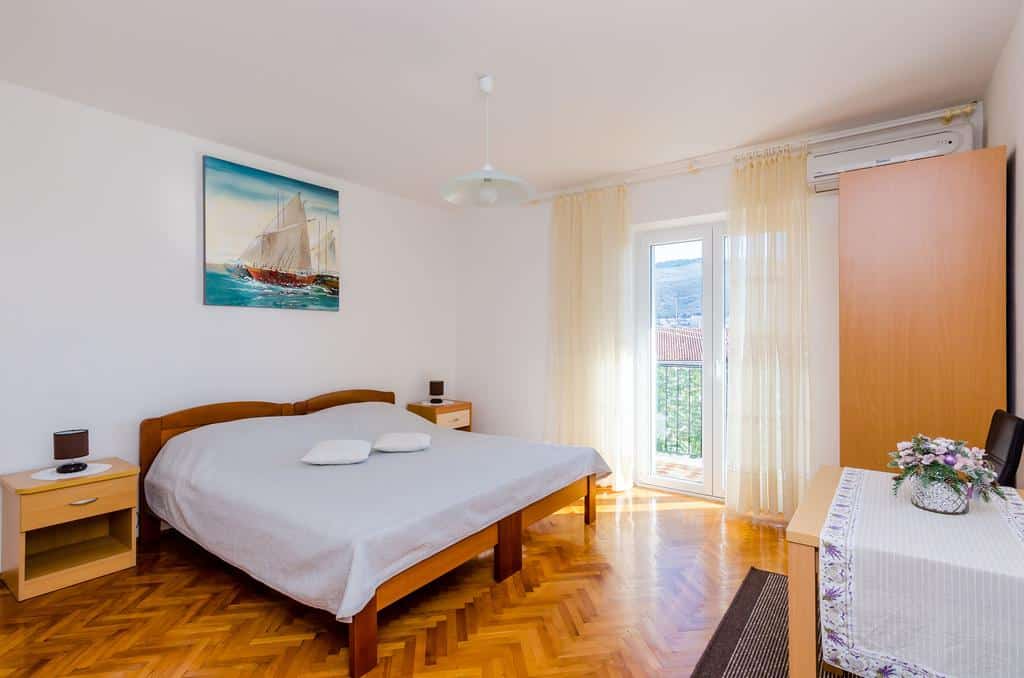 Cama de casal no Guest House Vulić, em Dubrovnik