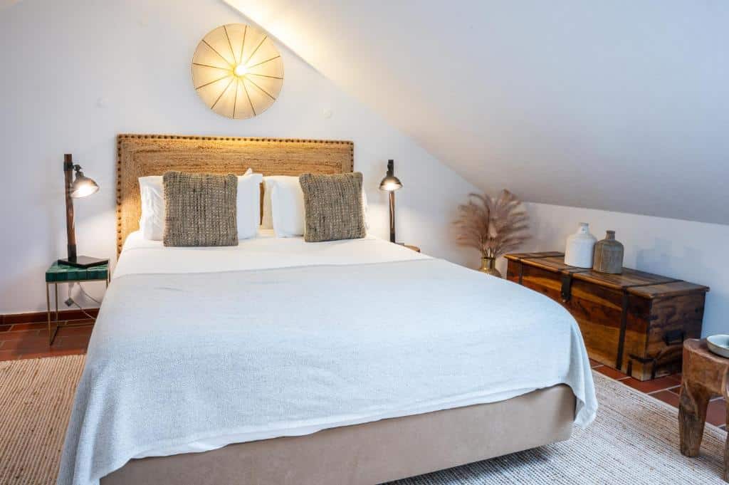 Quarto de casal aconchegante com cabeceira de palha na Villa Eira (Vila Nova de Milfontes)