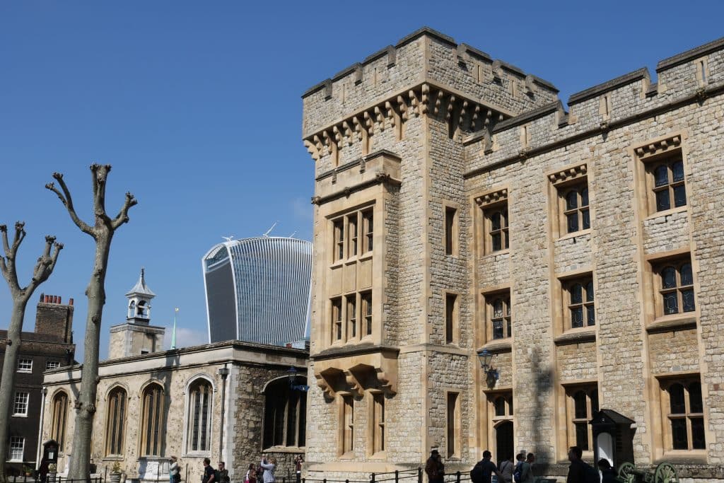 A Torre de Londres com um edifício moderno ao fundo