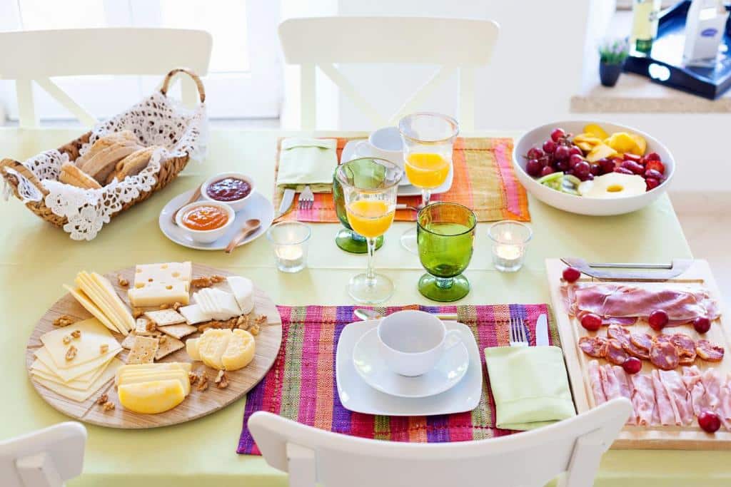 Pequeno-almoço completo com pães, frutas e queijos na Casa do Plátano, em Arraiolos