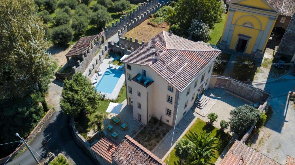 Vista aérea do Antica Pergola di San Giusto, com um edifício de quatro andares, piscina e vegetação em redor