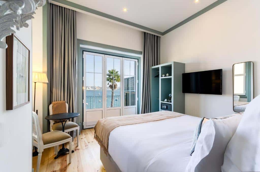Quarto do Westlight Cascais Chalet com varanda envidraçada com vista para o mar e cama de casal