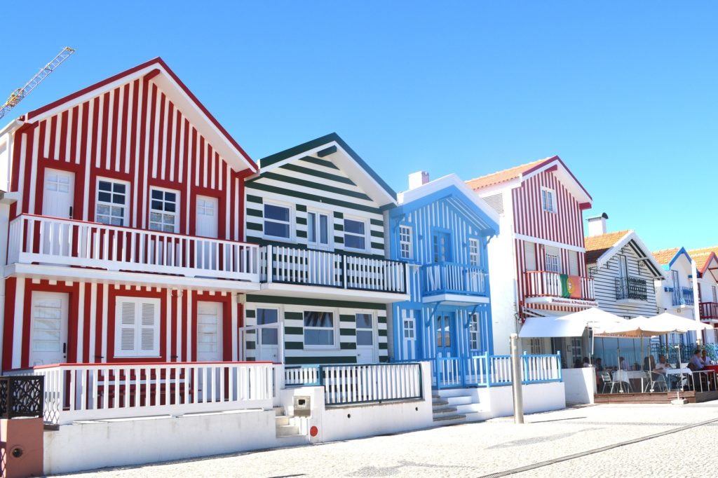Casinhas coloridas às riscas da Costa Nova, em Ílhavo, junto à ria.