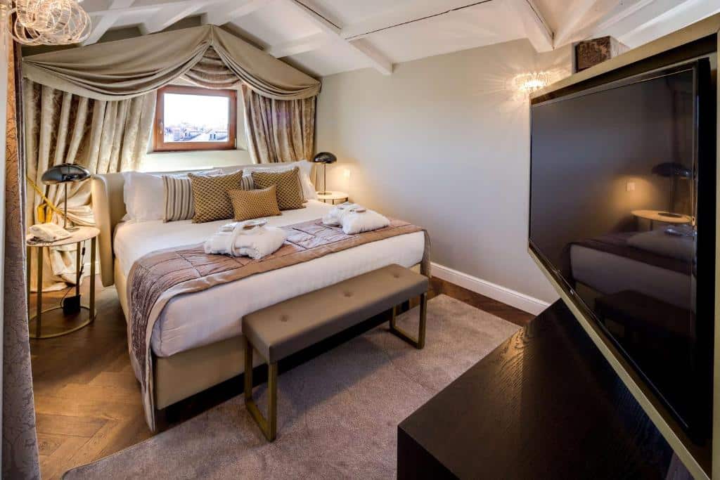 Quarto espaçoso com cama grande, cortinas decorativas e móveis de madeira em estilo rústico